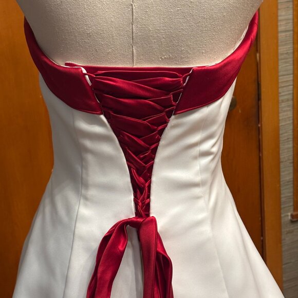 Strapless Evening Gown Size 6 - Picture 4 of 6